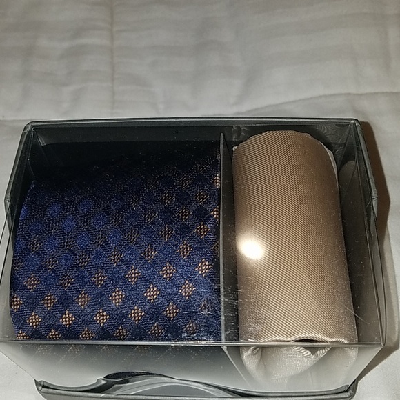 🥀(NWT) Michael Kors Necktie set - Picture 2 of 6